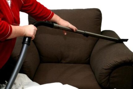 Hogyan lehet egyszerűvé tenni a kárpittisztítás lépéseit?